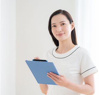 女性がバインダーを持って微笑んでいる