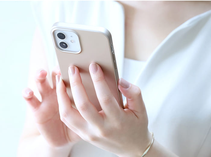 スマートフォンを操作する様子
