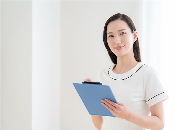 女性がバインダーを持って微笑んでいる