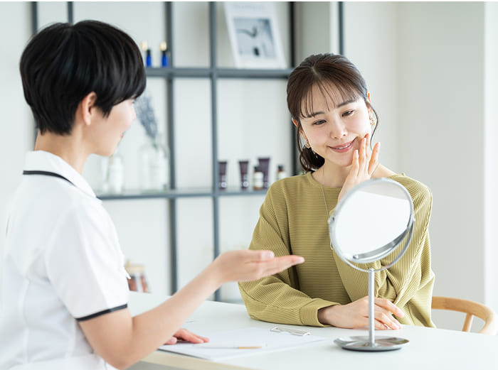 スタッフがお客様にアフターケアを行なっている様子